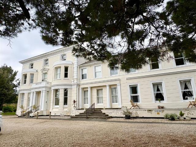Flat for sale in Willingdon, Cross In Hand