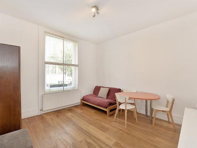 Flat for sale in Earl's Court, Greater London