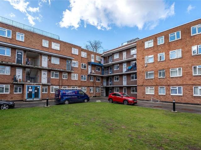 Flat for sale in Dunstable, Bedfordshire