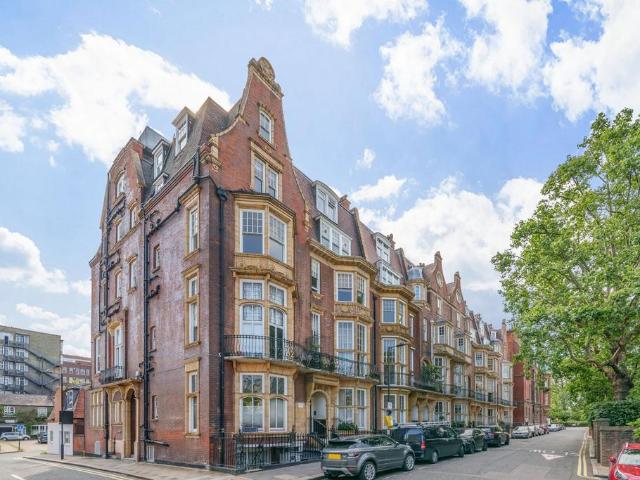 Flat for sale in Bayswater, Greater London