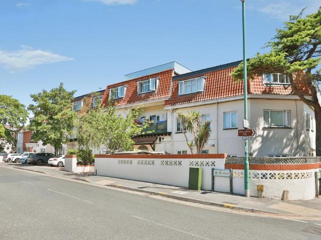 Flat for sale in Boscombe, Bournemouth