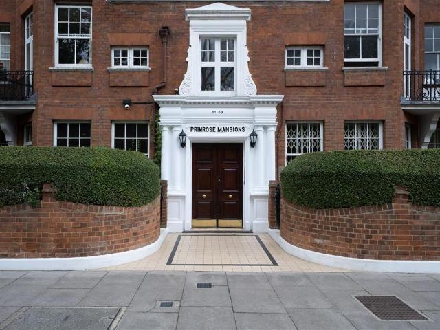 Flat for sale in Battersea, Greater London