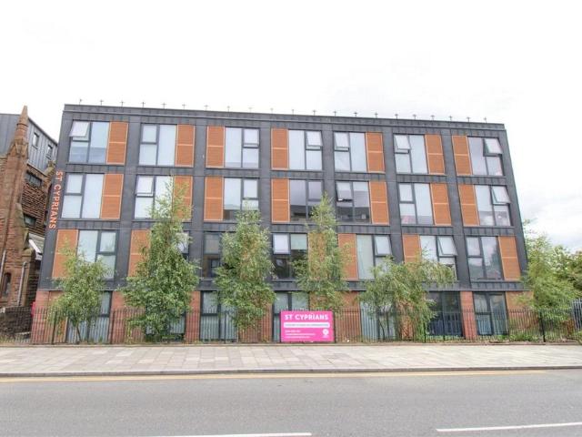 Flat for sale in Kensington, Calderstones