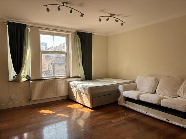 Flat for sale in London Borough of Ealing, Greater London