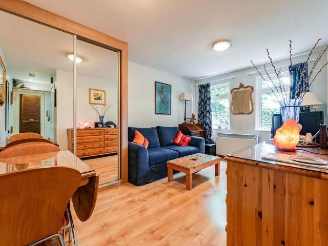 Flat for sale in Elephant and Castle, Greater London