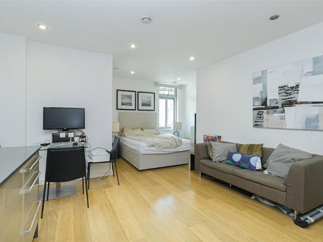 Flat for sale in Limehouse, Greater London