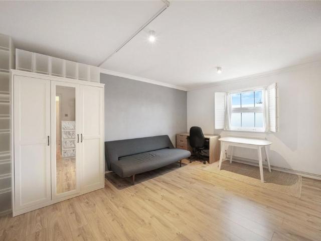 Flat for sale in Holloway, Greater London