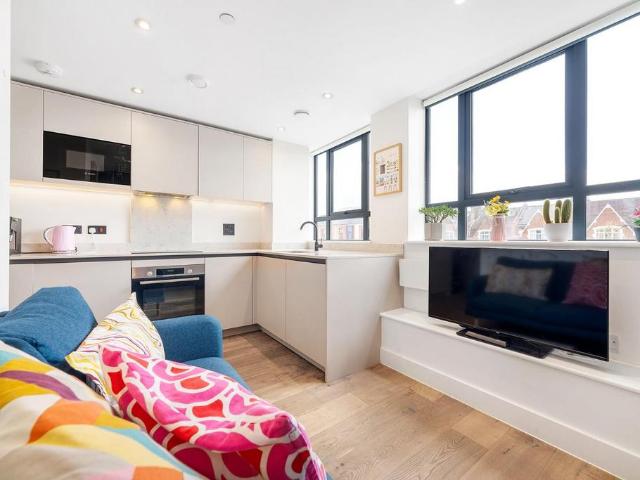 Flat for sale in Balham, Greater London