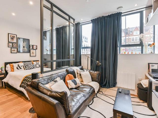 Flat for sale in Balham, Greater London