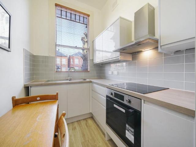 Flat for sale in Cricklewood, Greater London