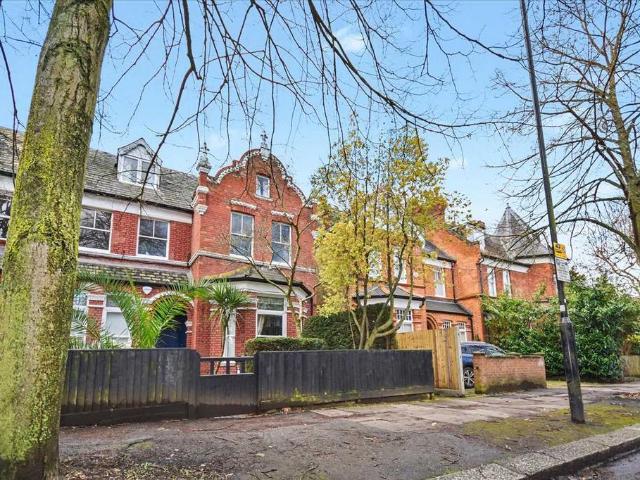 Flat for sale in London Borough of Hounslow, Greater London