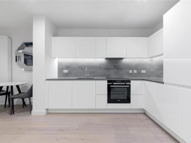 Flat for sale in Silvertown, Greater London