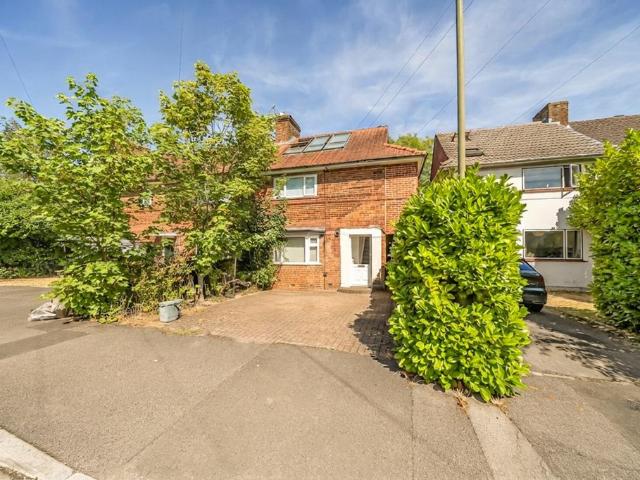 Flat for sale in Gipsy Lane Estate, The Slade