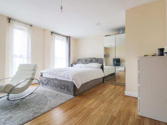 Flat for sale in London Borough of Croydon, Greater London