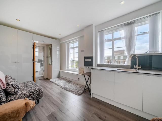 Flat for sale in St. John's Wood, Greater London