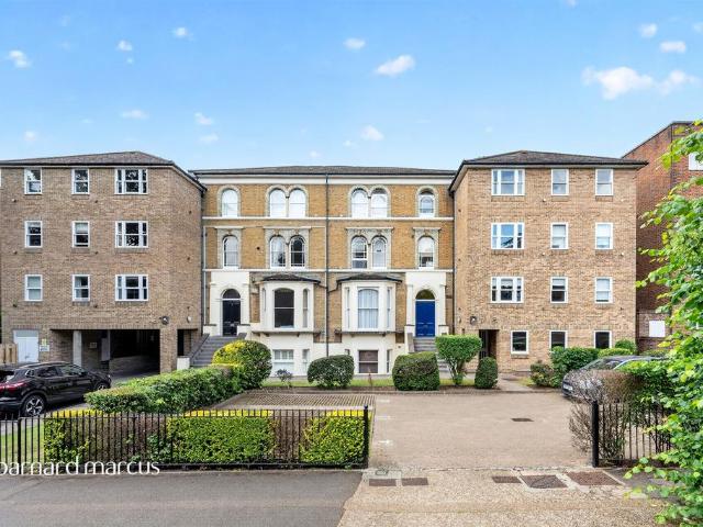 Flat for sale in Berrylands, Greater London