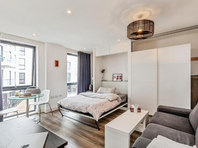 Flat for sale in Spike Island, Feckenham