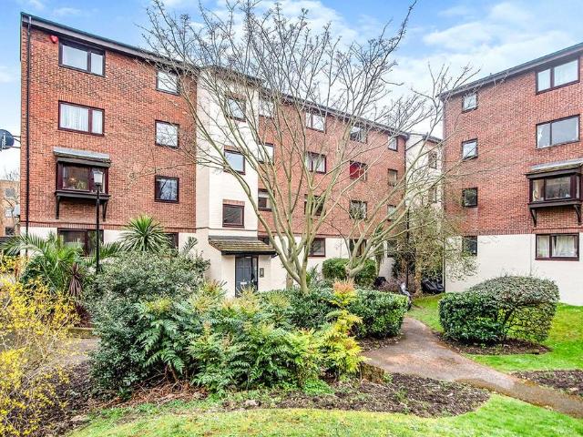 Flat for sale in Old Kent Road, Greater London