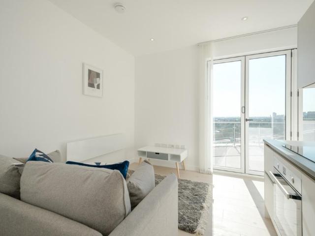 Flat for sale in London Borough of Hounslow, Strand