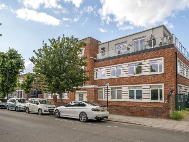 Flat for sale in London Borough of Ealing, Perivale