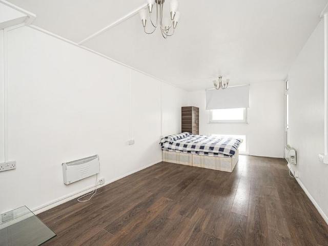 Flat for sale in Ratcliffe, Stepney