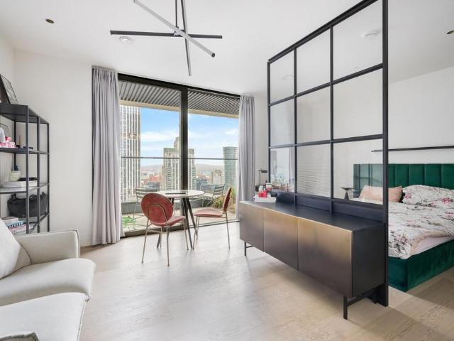 Flat for sale in Canary Wharf, Greater London