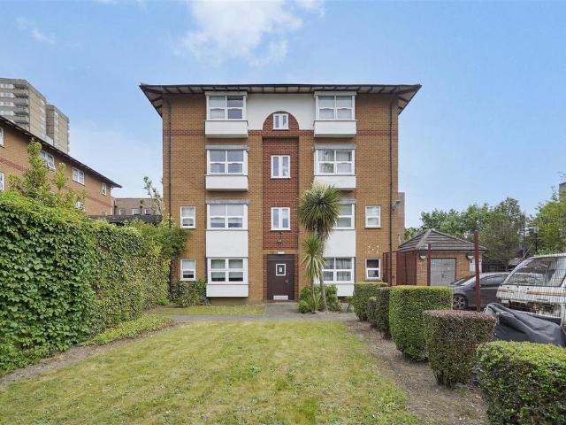 Flat for sale in North Kensington, Greater London