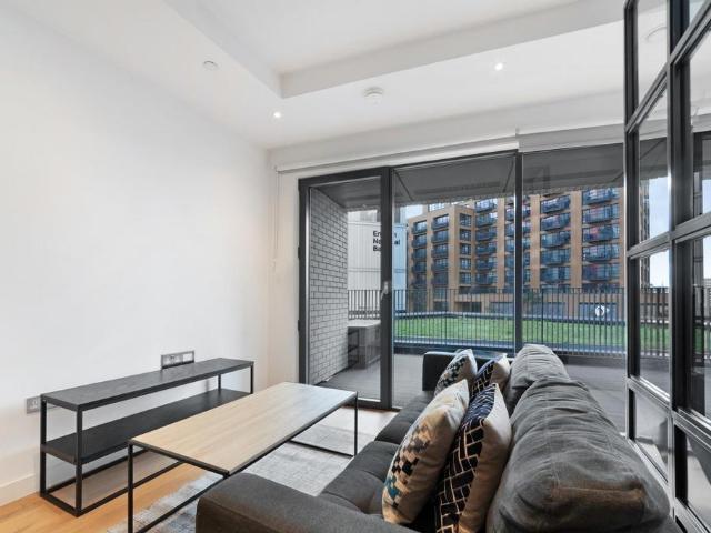 Flat for sale in London City Island, Blackwall