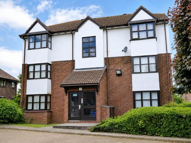 Flat for sale in Worcester Park Estate, Monks Orchard