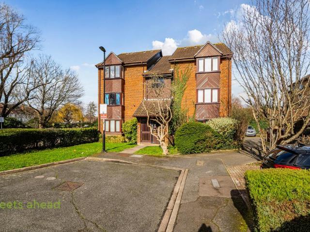 Flat for sale in London Borough of Croydon, Addiscombe