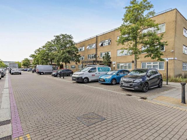 Flat for sale in Milton Keynes