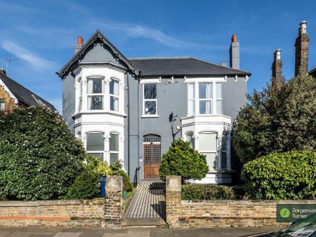 Flat for sale in London Borough of Ealing, Greater London