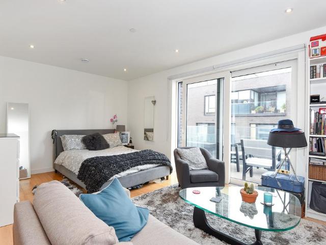 Flat for sale in Greenwich Peninsula, Cat Hill