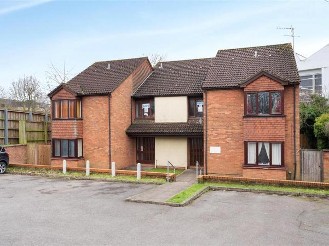 Flat for sale in Yiewsley, Greater London