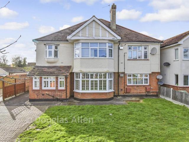 Flat for sale in Gidea Park, Greater London