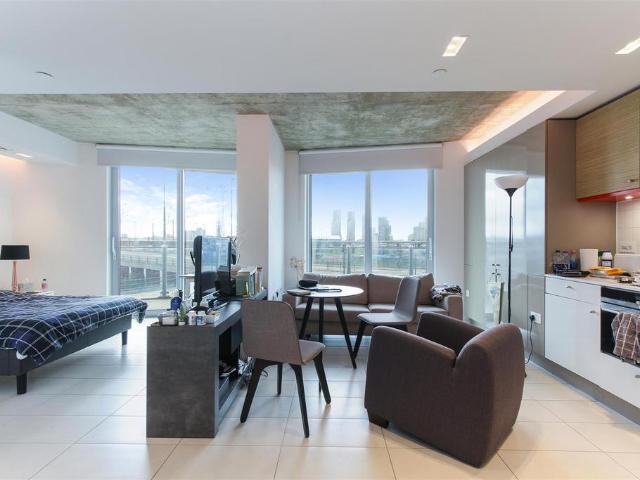 Flat for sale in Canning Town, Greater London