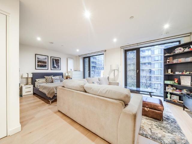 Flat for sale in Silvertown, Greater London
