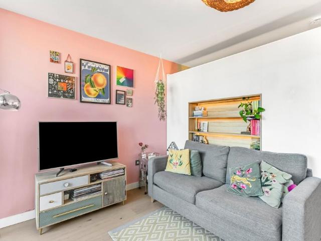 Flat for sale in Archway, Greater London