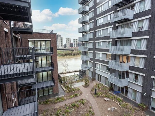 Flat for sale in Goodluck Hope, Greater London
