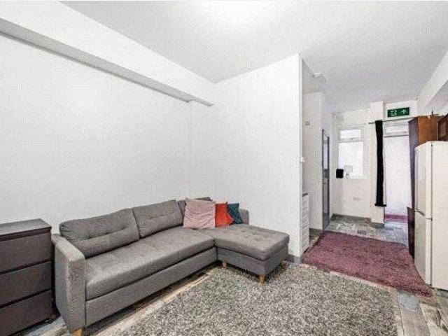 Flat for sale in Holloway, Greater London