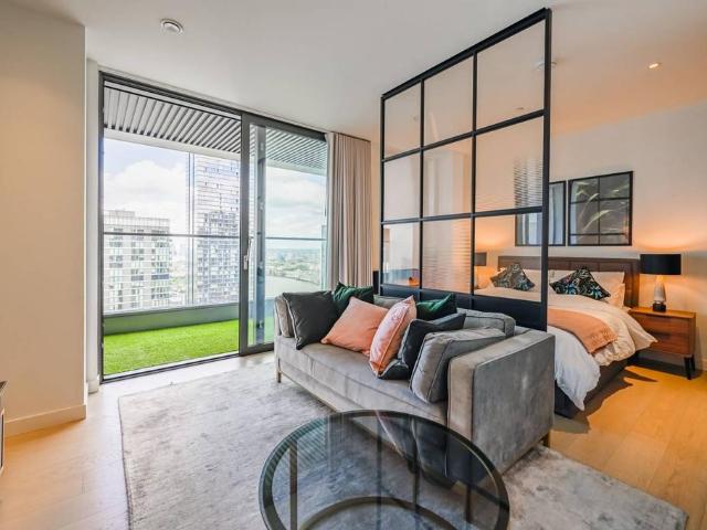 Flat for sale in Canary Wharf, Greater London