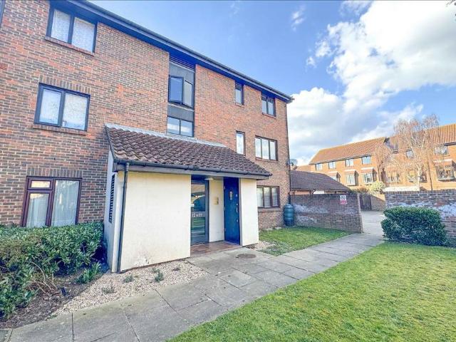Flat for sale in London Borough of Hounslow, Feltham