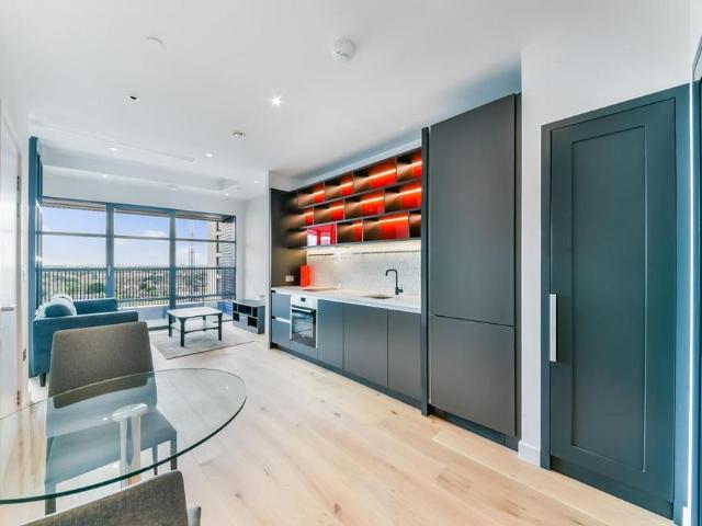 Flat for sale in London City Island, Blackwall
