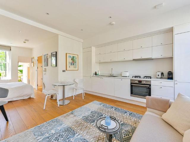 Flat for sale in Earl's Court, Greater London