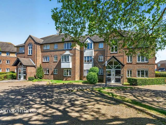Flat for sale in Worcester Park, Greater London