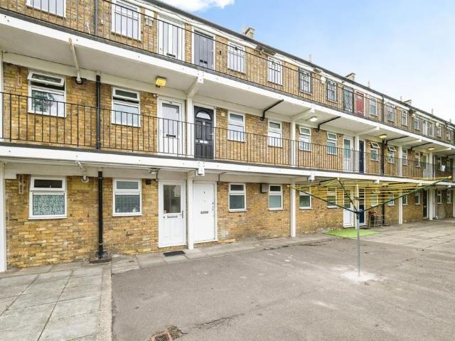 Flat for sale in Chadwell Heath, Greater London