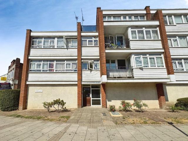 Flat for sale in Little Stanmore, Greater London