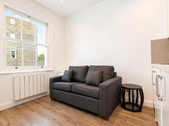 Flat for sale in Earl's Court, Greater London