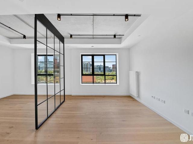 Flat for sale in Goodluck Hope, Greater London