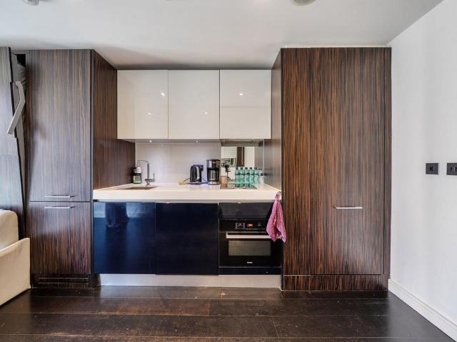 Flat for sale in Grosvenor Waterside, Greater London